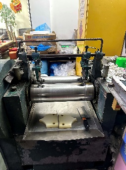 Silicone compound mixing mill