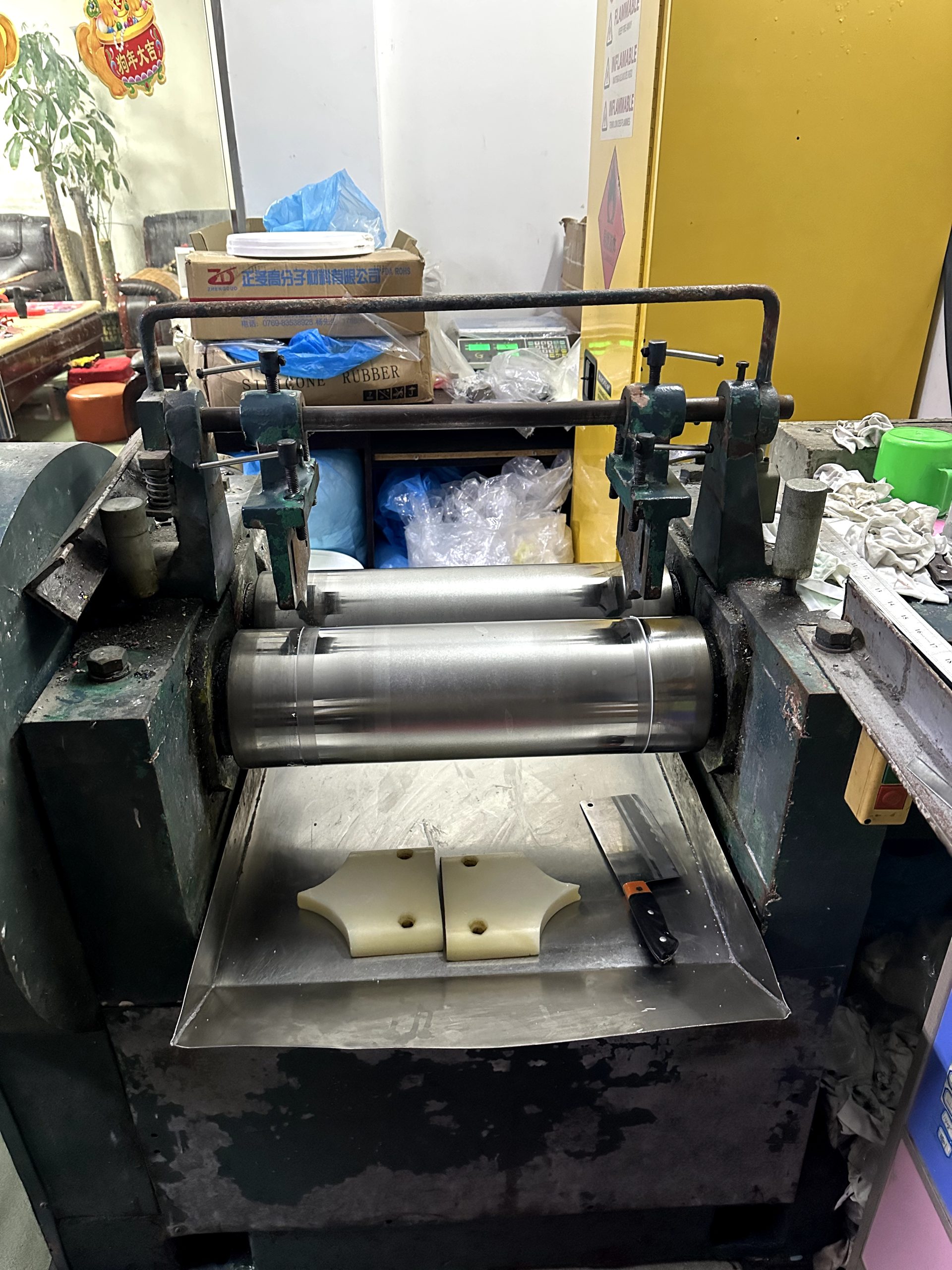 Two-roll mill mixing silicone rubber and color masterbatch for custom silicone products
